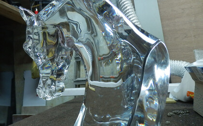 На скульптуре Lalique (Horses's head sculpture)